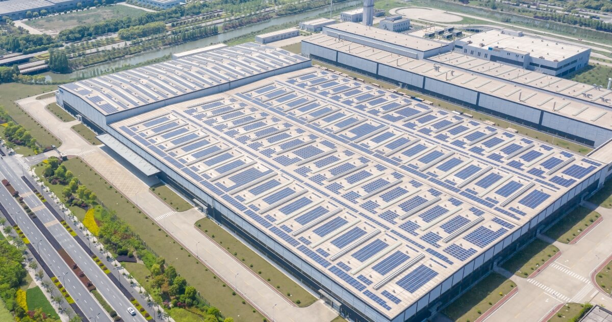 工場・倉庫に太陽光発電パネルを設置するには？設置条件や メリット・デメリットを解説